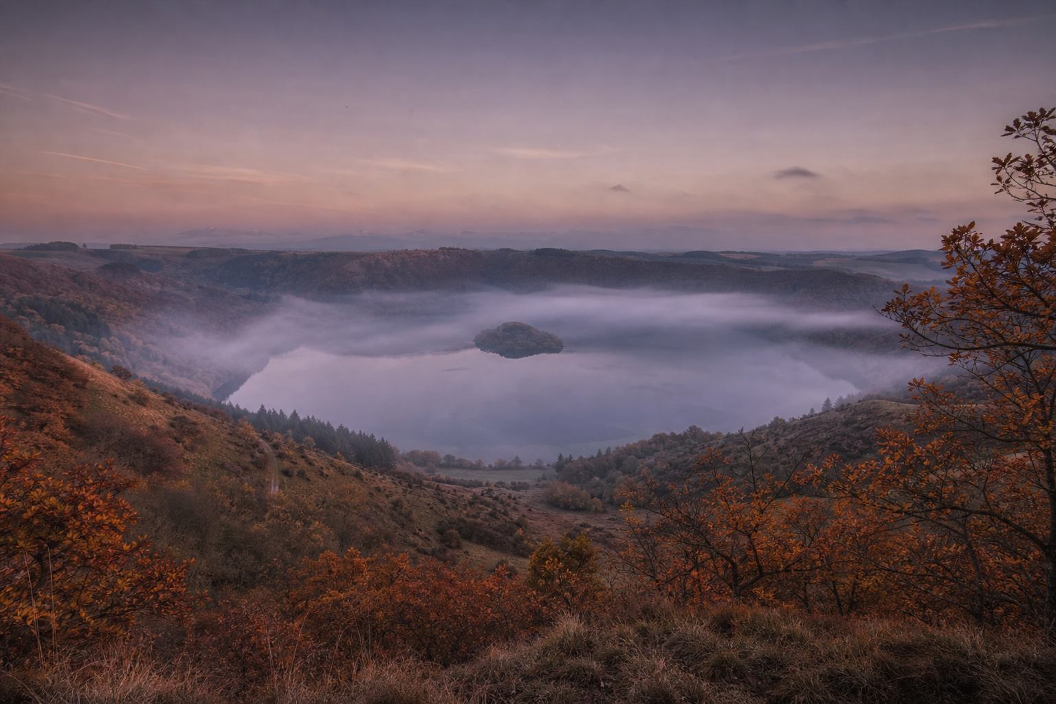 Kupferfarbenes Abendlicht über einem Maar in der Vulkaneifel